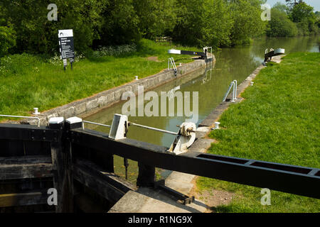 Devizes, Wilstshire, Großbritannien - 29 Mai 2016: Frühlingssonne bei niedrigeren Foxhangers Lock zu Beginn der berühmte Caen Hill Flug von Sperren auf dem Kennet und Avon Kanal in der Nähe von Devizes. Der Kanal wurde in Etappen restauriert, weitgehend durch Freiwillige. Nach Jahrzehnten des Verfalls es war voll im Jahre 1990 wiedereröffnet. Die Kennet und Avon Kanal Erbe ist ein beliebtes Reiseziel. Stockfoto