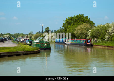 Devizes, Wilstshire, Großbritannien - 29 Mai 2016: Ende Frühjahr Sonnenschein bringt Bootsbesitzer und Besucher einer Marina am Fuße von Caen Hill Schlösser an den Kennet und Avon Kanal in der Nähe von Devizes. Der Kanal wurde in Etappen restauriert, weitgehend durch Freiwillige. Nach Jahrzehnten des Verfalls es war voll im Jahre 1990 wiedereröffnet. Die Kennet und Avon Kanal Erbe ist ein beliebtes Reiseziel. Stockfoto