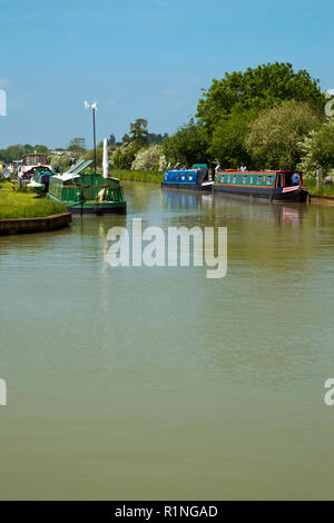 Devizes, Wilstshire, Großbritannien - 29 Mai 2016: Ende Frühjahr Sonnenschein bringt Bootsbesitzer und Besucher einer Marina am Fuße von Caen Hill Schlösser an den Kennet und Avon Kanal in der Nähe von Devizes. Der Kanal wurde in Etappen restauriert, weitgehend durch Freiwillige. Nach Jahrzehnten des Verfalls es war voll im Jahre 1990 wiedereröffnet. Die Kennet und Avon Kanal Erbe ist ein beliebtes Reiseziel. Stockfoto