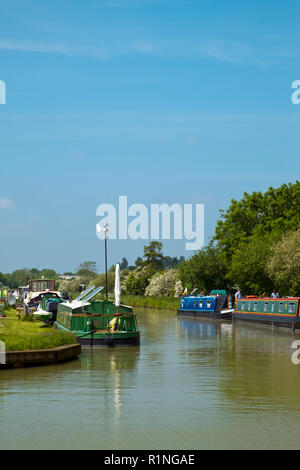 Devizes, Wilstshire, Großbritannien - 29 Mai 2016: Ende Frühjahr Sonnenschein bringt Bootsbesitzer und Besucher einer Marina am Fuße von Caen Hill Schlösser an den Kennet und Avon Kanal in der Nähe von Devizes. Der Kanal wurde in Etappen restauriert, weitgehend durch Freiwillige. Nach Jahrzehnten des Verfalls es war voll im Jahre 1990 wiedereröffnet. Die Kennet und Avon Kanal Erbe ist ein beliebtes Reiseziel. Stockfoto