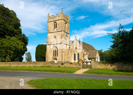 Eine traditionelle kleine Cotswold land Kirche in langen Newnton in der Nähe von Tetbury, Gloucestershire, VEREINIGTES KÖNIGREICH Stockfoto