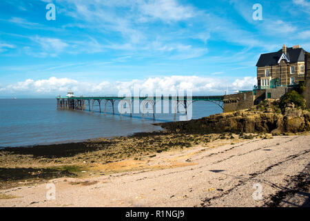 Clevedon, Somerset, Großbritannien - 11 September 2016: Ende Sommer Sonnenschein bringt die Besucher der historischen viktorianischen Pier in Clevedon auf dem Kanal von Bristol, Somerset, UK. Der Pier eröffnete im Jahr 1869 und war ein einbootstelle für Raddampfer Ausflüge. Stockfoto