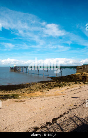 Clevedon, Somerset, Großbritannien - 11 September 2016: Ende Sommer Sonnenschein bringt die Besucher der historischen viktorianischen Pier in Clevedon auf dem Kanal von Bristol, Somerset, UK. Der Pier eröffnete im Jahr 1869 und war ein einbootstelle für Raddampfer Ausflüge. Stockfoto