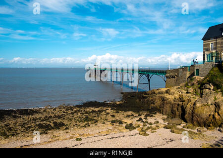 Clevedon, Somerset, Großbritannien - 11 September 2016: Ende Sommer Sonnenschein bringt die Besucher der historischen viktorianischen Pier in Clevedon auf dem Kanal von Bristol, Somerset, UK. Der Pier eröffnete im Jahr 1869 und war ein einbootstelle für Raddampfer Ausflüge. Stockfoto