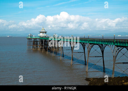 Clevedon, Somerset, Großbritannien - 11 September 2016: Ende Sommer Sonnenschein bringt die Besucher der historischen viktorianischen Pier in Clevedon auf dem Kanal von Bristol, Somerset, UK. Der Pier eröffnete im Jahr 1869 und war ein einbootstelle für Raddampfer Ausflüge. Stockfoto