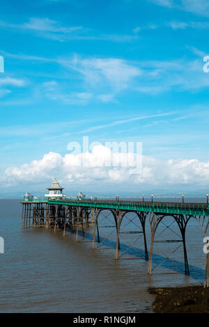 Clevedon, Somerset, Großbritannien - 11 September 2016: Ende Sommer Sonnenschein bringt die Besucher der historischen viktorianischen Pier in Clevedon auf dem Kanal von Bristol, Somerset, UK. Der Pier eröffnete im Jahr 1869 und war ein einbootstelle für Raddampfer Ausflüge. Stockfoto