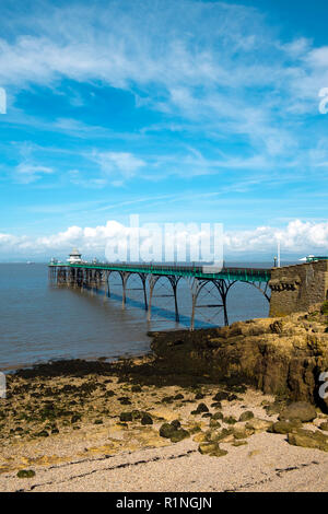 Clevedon, Somerset, Großbritannien - 11 September 2016: Ende Sommer Sonnenschein bringt die Besucher der historischen viktorianischen Pier in Clevedon auf dem Kanal von Bristol, Somerset, UK. Der Pier eröffnete im Jahr 1869 und war ein einbootstelle für Raddampfer Ausflüge. Stockfoto