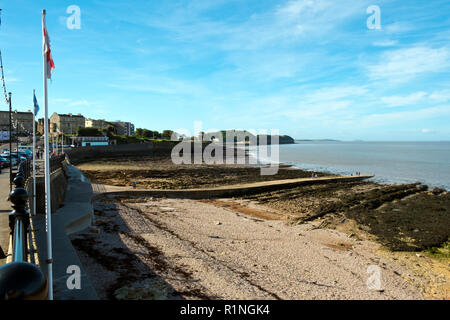 Clevedon, Somerset, Großbritannien - 11 September 2016: Ende Sommer Sonnenschein bringt Besucher auf die felsige Küste und Meer in Clevedon auf dem Kanal von Bristol, Somerset, UK. Clevedon in der viktorianischen Ära war ein beliebter Badeort. Stockfoto