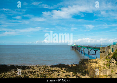 Clevedon, Somerset, Großbritannien - 11 September 2016: Ende Sommer Sonnenschein bringt die Besucher der historischen viktorianischen Pier in Clevedon auf dem Kanal von Bristol, Somerset, UK. Der Pier eröffnete im Jahr 1869 und war ein einbootstelle für Raddampfer Ausflüge. Stockfoto