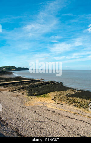 Clevedon, Somerset, Großbritannien - 11 September 2016: Ende Sommer Sonnenschein bringt Besucher auf die felsige Küste und Meer in Clevedon auf dem Kanal von Bristol, Somerset, UK. Clevedon in der viktorianischen Ära war ein beliebter Badeort. Stockfoto