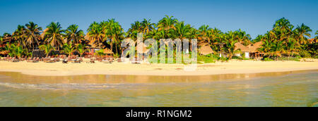 Idyllische ruhige Aussicht auf Sommer Strand Landschaft mit Palmen, Tulum, Mexiko Stockfoto