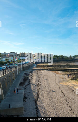 Clevedon, Somerset, Großbritannien - 11 September 2016: Ende Sommer Sonnenschein bringt Besucher auf die felsige Küste und Meer in Clevedon auf dem Kanal von Bristol, Somerset, UK. Clevedon in der viktorianischen Ära war ein beliebter Badeort. Stockfoto