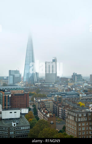 London, UK, 30. Oktober 2016: Blick über die Dächer von London in Richtung der Shard an einem nebligen Herbsttag Stockfoto