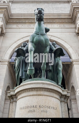 Low Angle View von Theodore Roosevelt StatuebyJames Earle Fraser, Amerikanisches Museum für Naturgeschichte, Manhattan, New York City, New York State, USA Stockfoto