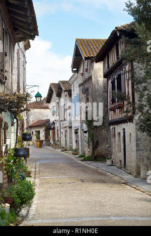 Pujols, Lot-et-Garonne, Frankreich - 1 April 2017: Frühlingssonne auf leeren Straßen in ruhiger Pujols, Lot-et-Garonne, Frankreich. Oft beschäftigt mit Besuchern Pujols ist ein Mitglied von Les Plus beaux villages de France Association. Stockfoto