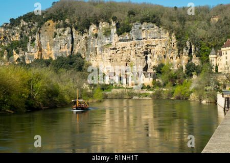 La Roque-Gageac, Frankreich - 3 April 2017: ein Ausflugsboot Pässe La Roque-Gageac auf der Dordogne in der Dordogne, Nouvelle Aquitaine, Frankreich. Es ist ein Mitglied der Les Plus beaux villages de France Stockfoto