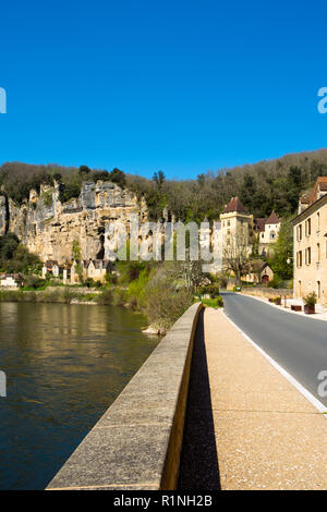 Malerische honeypot Dorf La Roque-Gageac ist unter dem Felsen neben dem Fluss Dordogne in der Dordogne, Nouvelle Aquitaine, Frankreich. Es ist ein Mitglied der Les Plus beaux villages de France Association. Stockfoto