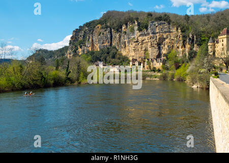 La Roque-Gageac, Frankreich - 3 April 2017: Kanus pass La Roque-Gageac neben dem Fluss Dordogne in der Dordogne, Nouvelle Aquitaine, Frankreich. Es ist ein Mitglied der Les Plus beaux villages de France (die "schönsten Dörfer Frankreichs"). Stockfoto