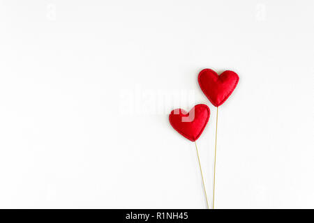 Das Gefühl der Liebe im Herzen stand Requisiten auf weißem Holz- Hintergrund. Valentine's Day Feier Konzept. Ansicht von oben. Flach. Platz kopieren Stockfoto