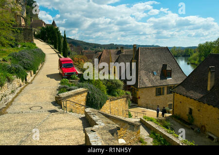 La Roque-Gageac, Frankreich - 3 April 2017: Malerische honeypot Dorf La Roque-Gageac ist unter dem Felsen neben dem Fluss Dordogne in der Dordogne, Nouvelle Aquitaine, Frankreich. Es ist ein Mitglied der Les Plus beaux villages de France Association. Stockfoto