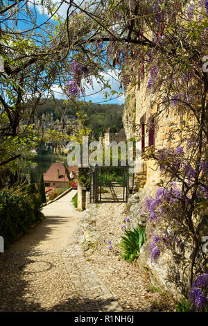 La Roque-Gageac, Frankreich - 3 April 2017: Malerische honeypot Dorf La Roque-Gageac ist unter dem Felsen neben dem Fluss Dordogne in der Dordogne, Nouvelle Aquitaine, Frankreich. Es ist ein Mitglied der Les Plus beaux villages de France Association. Stockfoto