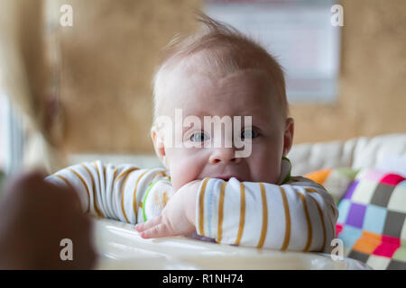 Die erste Fütterung der Baby aus dem Löffel. Mom-feeds Baby homogenisiert gehackt Essen mit dem Löffel. Kinderbetreuung. Lifestyle. Stockfoto