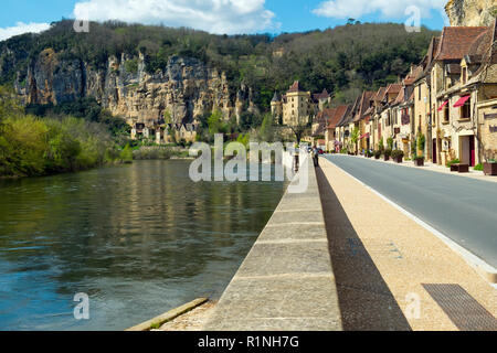 La Roque-Gageac, Frankreich - 3. April 2017: Die honeypot Dorf La Roque-Gageac ist unter dem Felsen neben dem Fluss Dordogne in der Dordogne, Nouvelle Aquitaine, Frankreich. Es ist ein Mitglied der Les Plus beaux villages de France (die "schönsten Dörfer Frankreichs"). Stockfoto