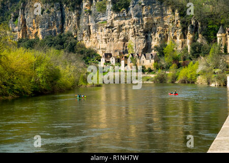 La Roque-Gageac, Frankreich - 3 April 2017: Kanus pass La Roque-Gageac neben dem Fluss Dordogne in der Dordogne, Nouvelle Aquitaine, Frankreich. Es ist ein Mitglied der Les Plus beaux villages de France (die "schönsten Dörfer Frankreichs"). Stockfoto