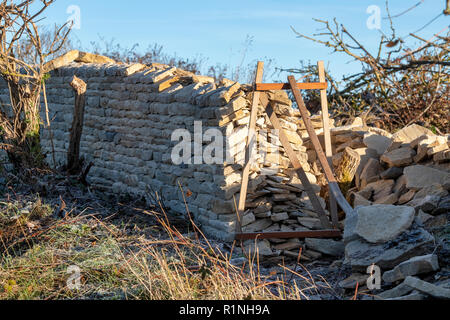 Trockenmauer in der Landschaft von Cotswold gebaut wird. In der Nähe von Stow auf der Wold, Cotswolds, Gloucestershire, England Stockfoto