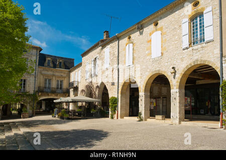 Agen, Frankreich - April 6th, 2017: eine malerische Ecke der idyllischen Central Square in Monflanquin, Lot-et-Garonne, Frankreich. Monflanquin ist Mitglied der Schönsten Dörfer von Frankreich (Les Plus beaux villages de France) Association und ist gedacht, um eine historisch gesehen die intakten Beispiele für eine Mittelalterliche Bastide. Stockfoto