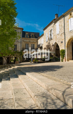 Agen, Frankreich - April 6th, 2017: eine malerische Ecke der idyllischen Central Square in Monflanquin, Lot-et-Garonne, Frankreich. Monflanquin ist Mitglied der Schönsten Dörfer von Frankreich (Les Plus beaux villages de France) Association und ist gedacht, um eine historisch gesehen die intakten Beispiele für eine Mittelalterliche Bastide. Stockfoto