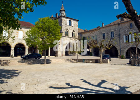 Agen, Frankreich - April 6th, 2017: das "Haus des Schwarzen Prinzen" in einer Ecke des idyllischen Central Square in Monflanquin, Lot-et-Garonne, Frankreich. Diese malerische Stadt ist Mitglied der Schönsten Dörfer von Frankreich (Les Plus beaux villages de France) Association und ist gedacht, um eine historisch gesehen die intakten Beispiele für eine Mittelalterliche Bastide. Stockfoto