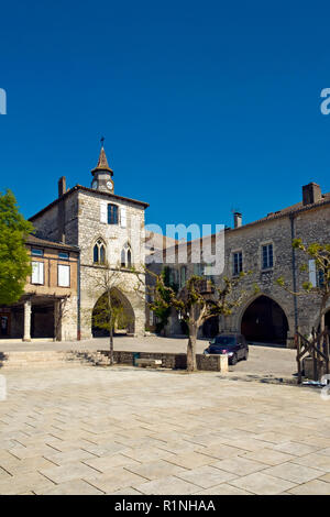 Agen, Frankreich - April 6th, 2017: Der idyllischen Central Square in Monflanquin, Lot-et-Garonne, Frankreich. Diese malerische Stadt ist ein Mitglied der "Les Plus beaux villages de France' Association und ist in der Regel vereinbart man historisch gesehen die intakten Beispiele für eine Mittelalterliche Bastide. Stockfoto