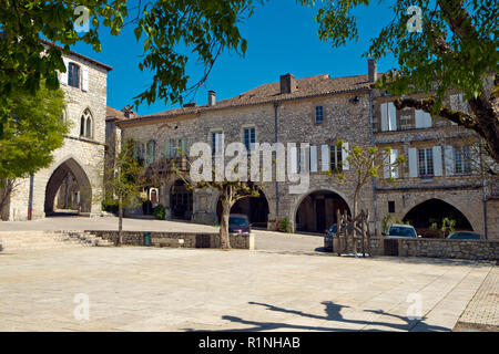 Agen, Frankreich - April 6th, 2017: das "Haus des Schwarzen Prinzen" in einer Ecke des idyllischen Central Square in Monflanquin, Lot-et-Garonne, Frankreich. Diese malerische Stadt ist Mitglied der Schönsten Dörfer von Frankreich (Les Plus beaux villages de France) Association und ist gedacht, um eine historisch gesehen die intakten Beispiele für eine Mittelalterliche Bastide. Stockfoto