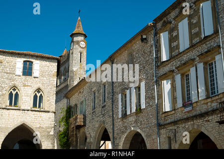 Agen, Frankreich - April 6th, 2017: das "Haus des Schwarzen Prinzen" in einer Ecke des idyllischen Central Square in Monflanquin, Lot-et-Garonne, Frankreich. Diese malerische Stadt ist Mitglied der Schönsten Dörfer von Frankreich (Les Plus beaux villages de France) Association und ist gedacht, um eine historisch gesehen die intakten Beispiele für eine Mittelalterliche Bastide. Stockfoto