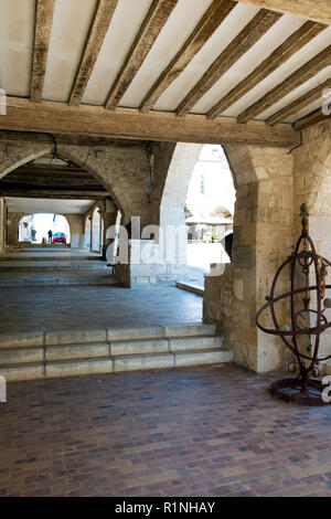 Agen, Frankreich - April 6th, 2017: Unter den Arkaden des Place des Arcades'Central Square in Monflanquin, Lot-et-Garonne, Frankreich. Diese malerische Stadt ist Mitglied der Schönsten Dörfer von Frankreich (Les Plus beaux villages de France) Association und ist gedacht, um eine historisch gesehen die intakten Beispiele für eine Mittelalterliche Bastide. Stockfoto