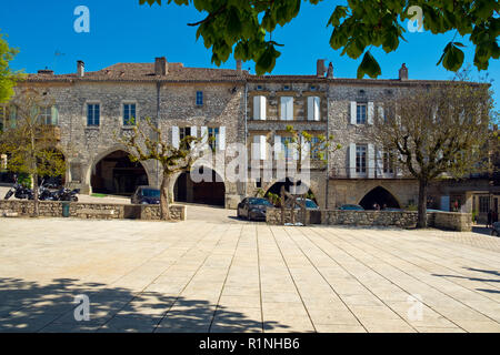 Agen, Frankreich - April 6th, 2017: historische Architektur der zentrale Platz der Place des Arcades" in Monflanquin, Lot-et-Garonne, Frankreich. Diese malerische Stadt ist Mitglied der Schönsten Dörfer von Frankreich (Les Plus beaux villages de France) Association und ist gedacht, um eine historisch gesehen die intakten Beispiele für eine Mittelalterliche Bastide. Stockfoto