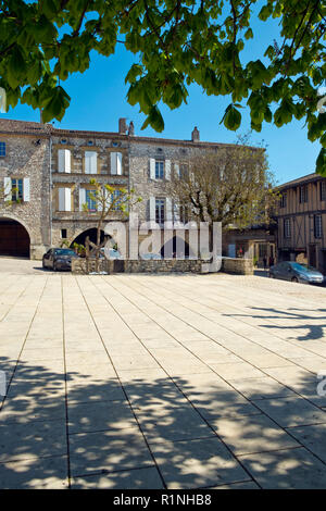 Agen, Frankreich - April 6th, 2017: historische Architektur der zentrale Platz der Place des Arcades" in Monflanquin, Lot-et-Garonne, Frankreich. Diese malerische Stadt ist Mitglied der Schönsten Dörfer von Frankreich (Les Plus beaux villages de France) Association und ist gedacht, um eine historisch gesehen die intakten Beispiele für eine Mittelalterliche Bastide. Stockfoto