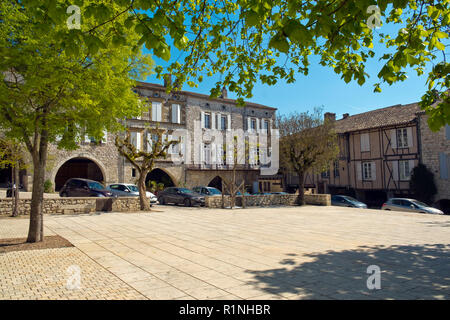 Agen, Frankreich - April 6th, 2017: Der Place Des Arcades", dem zentralen Platz in Monflanquin, Lot-et-Garonne, Frankreich. Diese malerische Stadt ist ein Mitglied der "Les Plus beaux villages de France' Association und ist in der Regel vereinbart man historisch gesehen die intakten Beispiele für eine Mittelalterliche Bastide. Stockfoto