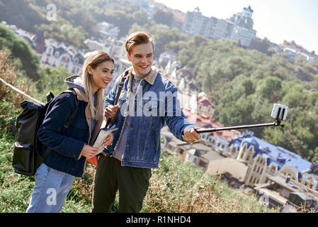 Glückliches junges paar Touristen nimmt Selfie portrait auf europäischen Land Stockfoto