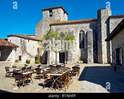 Restaurant Tische vorbereitet zur Mittagszeit auf dem Platz in Pujols, Lot-et-Garonne, Frankreich. Dieses historische Festungsstadt Hochburg ist nun ein Mitglied von "Les Plus beaux villages de France' Association. Stockfoto