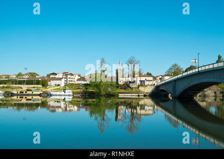 Blick über den ruhigen Fluss Lot an St-Sylvestre-sur-Lot, Lot-et-Garonne, Frankreich von Port de Penne (Penne d'Agenaise) in herrlichen Frühlingssonne. Stockfoto