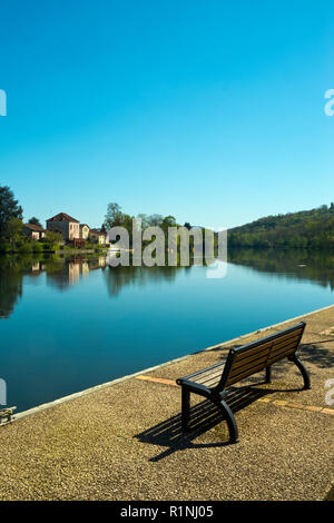 Blick über den ruhigen Fluss Lot an St-Sylvestre-sur-Lot, Lot-et-Garonne, Frankreich von Port de Penne (Penne d'Agenaise) in herrlichen Frühlingssonne. Stockfoto