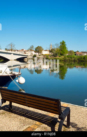 Blick über den ruhigen Fluss Lot an St-Sylvestre-sur-Lot, Lot-et-Garonne, Frankreich von Port de Penne (Penne d'Agenaise) in herrlichen Frühlingssonne. Stockfoto