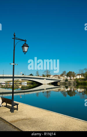 Blick über den ruhigen Fluss Lot an St-Sylvestre-sur-Lot, Lot-et-Garonne, Frankreich von Port de Penne (Penne d'Agenaise) in herrlichen Frühlingssonne. Stockfoto