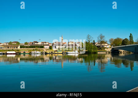 Blick über den ruhigen Fluss Lot an St-Sylvestre-sur-Lot, Lot-et-Garonne, Frankreich von Port de Penne (Penne d'Agenaise) in herrlichen Frühlingssonne. Stockfoto