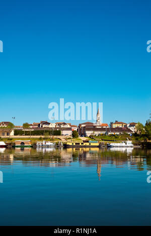 Blick über den ruhigen Fluss Lot an St-Sylvestre-sur-Lot, Lot-et-Garonne, Frankreich von Port de Penne (Penne d'Agenaise) in herrlichen Frühlingssonne. Stockfoto