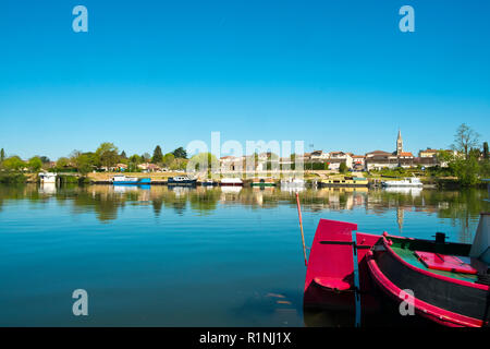 Blick über den ruhigen Fluss Lot an St-Sylvestre-sur-Lot, Lot-et-Garonne, Frankreich von Port de Penne (Penne d'Agenaise) in herrlichen Frühlingssonne. Stockfoto