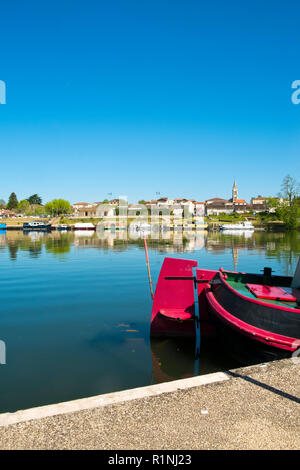 Blick über den ruhigen Fluss Lot an St-Sylvestre-sur-Lot, Lot-et-Garonne, Frankreich von Port de Penne (Penne d'Agenaise) in herrlichen Frühlingssonne. Stockfoto