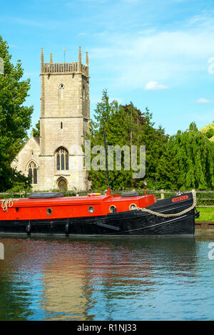 Frühlingssonne auf Boote von St Marys Kirche günstig auf die Gloucester & Schärfe Canal, Frampton auf Severn, Gloucestershire, VEREINIGTES KÖNIGREICH Stockfoto